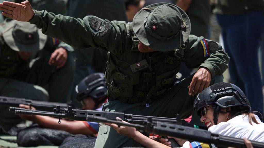 ARCHIV - Mitglieder der von der Regierung organisierten Milizen erhalten eine militärische Ausbildung in Fort Tiuna. Angesichts der wachsenden Spannungen zwischen den USA und Venezuela lässt die Regierung des südamerikanischen Landes Freiwillige an der Waffe ausbilden. Foto: Jesus Vargas/AP/dpa