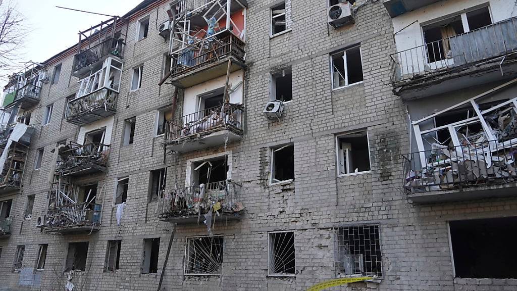 Ein beschädigtes Wohngebäude in Charkiw nach einem russischen Angriff. Foto: Andrii Marienko/AP/dpa