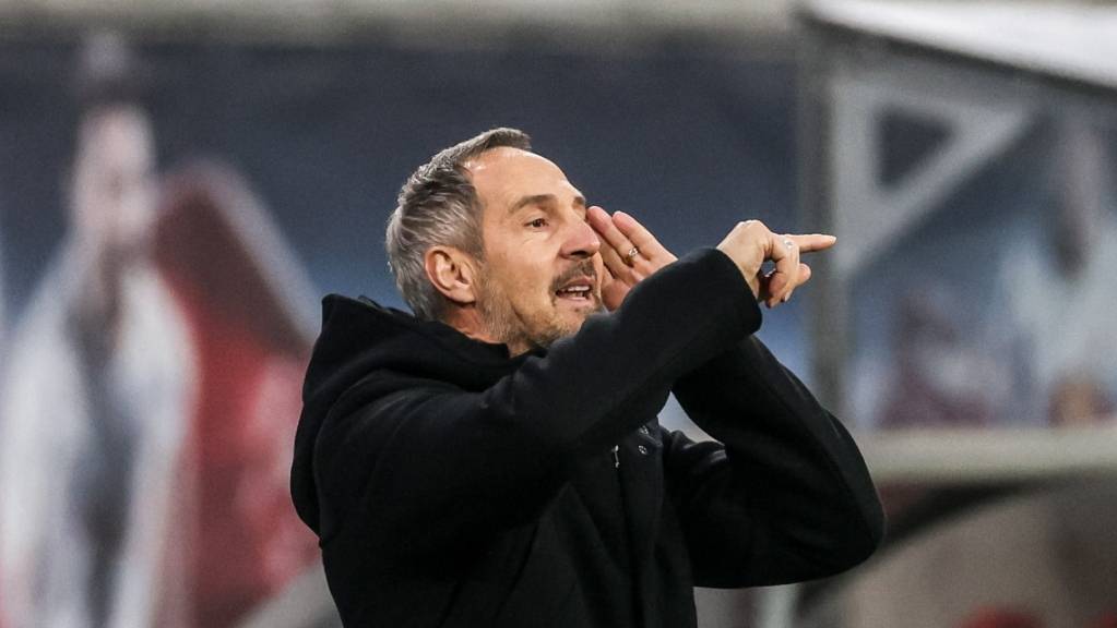 Gladbachs Chefcoach Adi Hütter kommt mit seinem Team nicht mehr weiter.