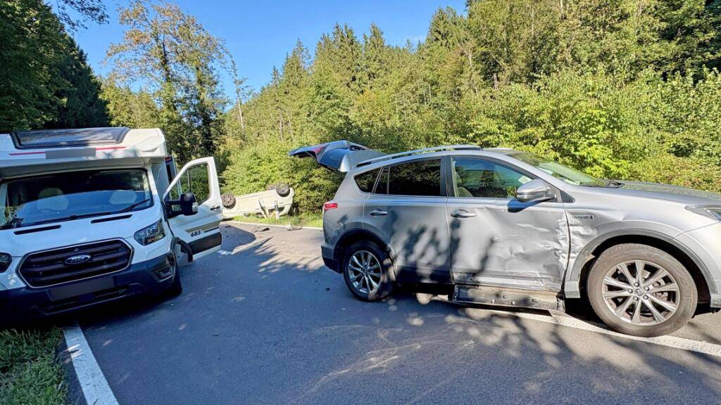 Zwei Verletzte nach Unfall mit drei Fahrzeugen in Eschenz TG