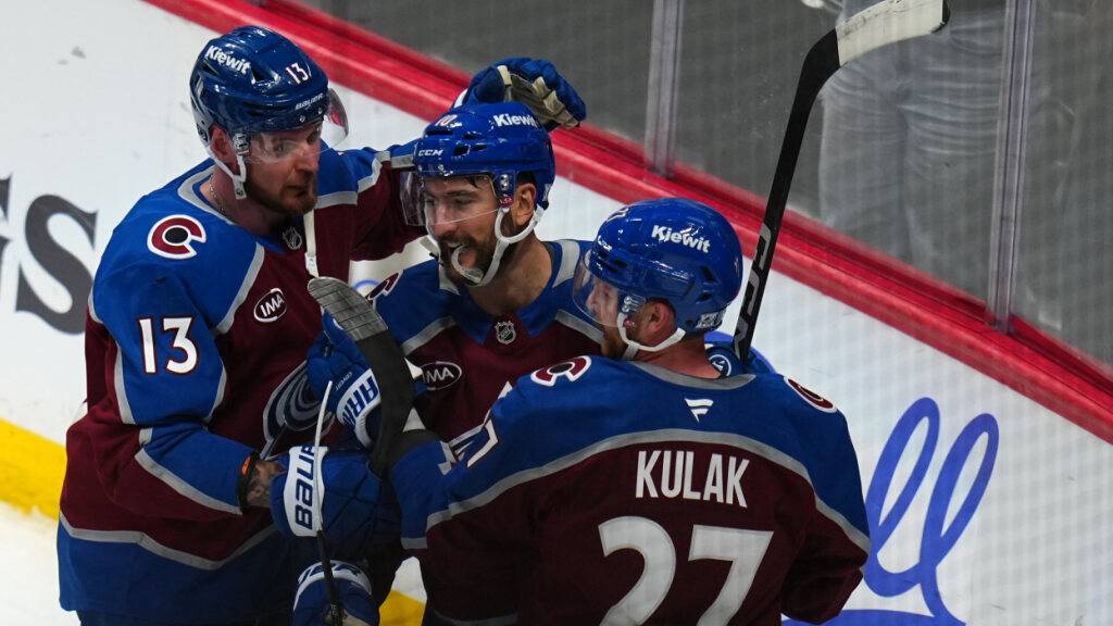 Brett Kulak (27) lässt sich nach dem Siegtreffer feiern