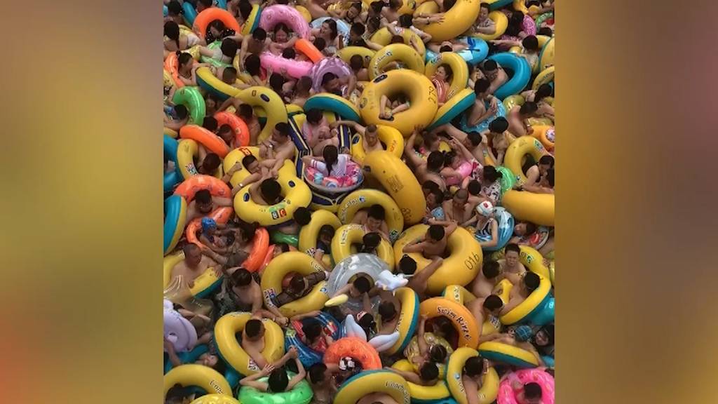 Bade-Wahnsinn in China: Hunderte Besucher tummeln sich in überfülltem Wellenbad
