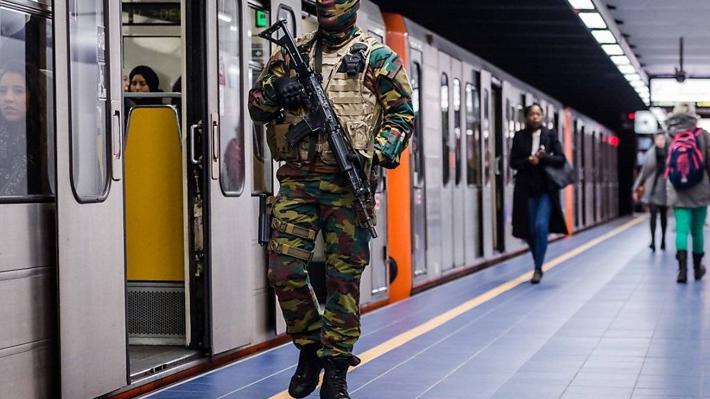 Ein Soldat patrouilliert an der wiedereröffneten Metrostation Maelbeek.