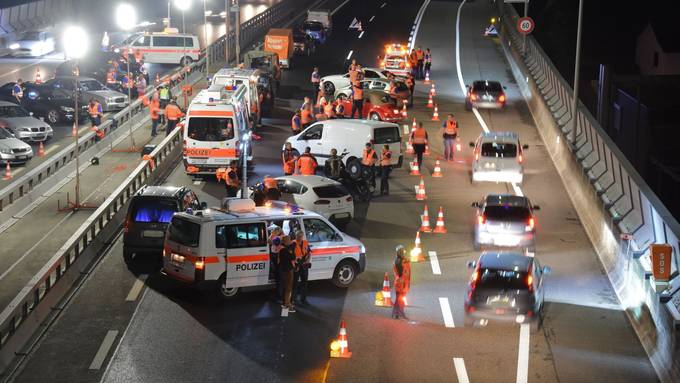 Rowdy überfährt fast Polizistin