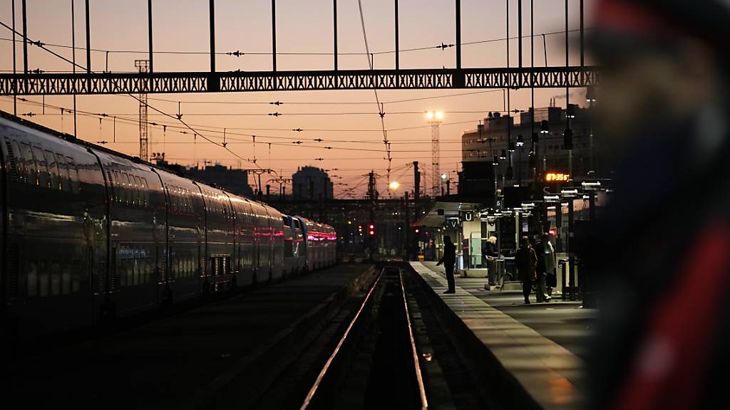 ARCHIV - Pendler warten auf einen Zug am Bahnhof Gare de Lyon. Ein Messerangreifer hat in dem Bahnhof am Samstagmorgen drei Menschen verletzt. Foto: Christophe Ena/AP/dpa
