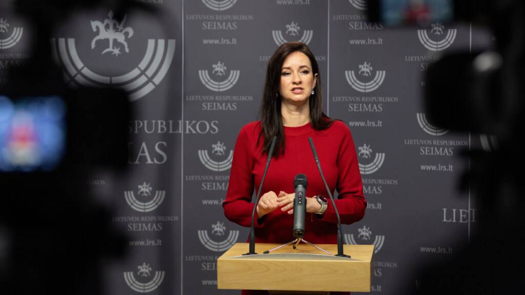 ARCHIV - Die neu gewählte litauische Ministerpräsidentin Inga Ruginiene spricht zu den Medien im Parlament in Vilnius. Foto: Mindaugas Kulbis/AP/dpa