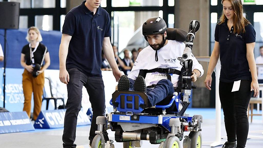 Ein gelähmter Athlet muss bei den Cybathlon-Wettkämpfen im Zürcher Hauptbahnhof mit dem Elektro-Rollstuhl über Hindernisse fahren.