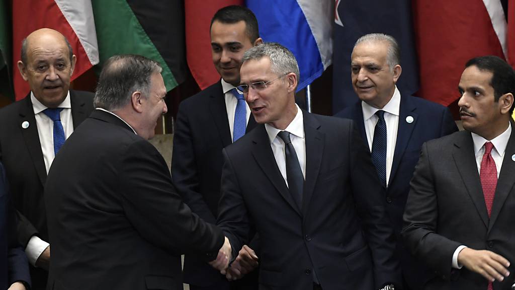 US-Aussenminister Pompeo (Mitte links) begrüsst Nato-Generalsekretär Stoltenberg in Washington. Um die beiden herum unter anderen die Aussenminister von Frankreich und Italien.
