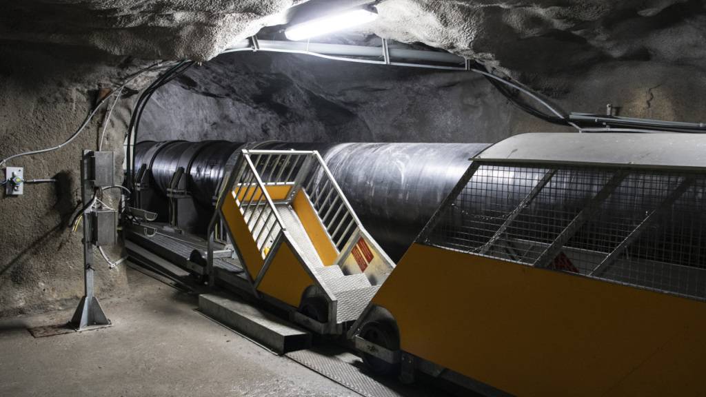 Auch der neue Anlauf für ein Gasversorgungsgesetz hat einen schweren Stand. Blick auf einen Stollen mit einer Transitgas-Pipeline in Urweid bei Innertkirchen BE. (Archivbild)