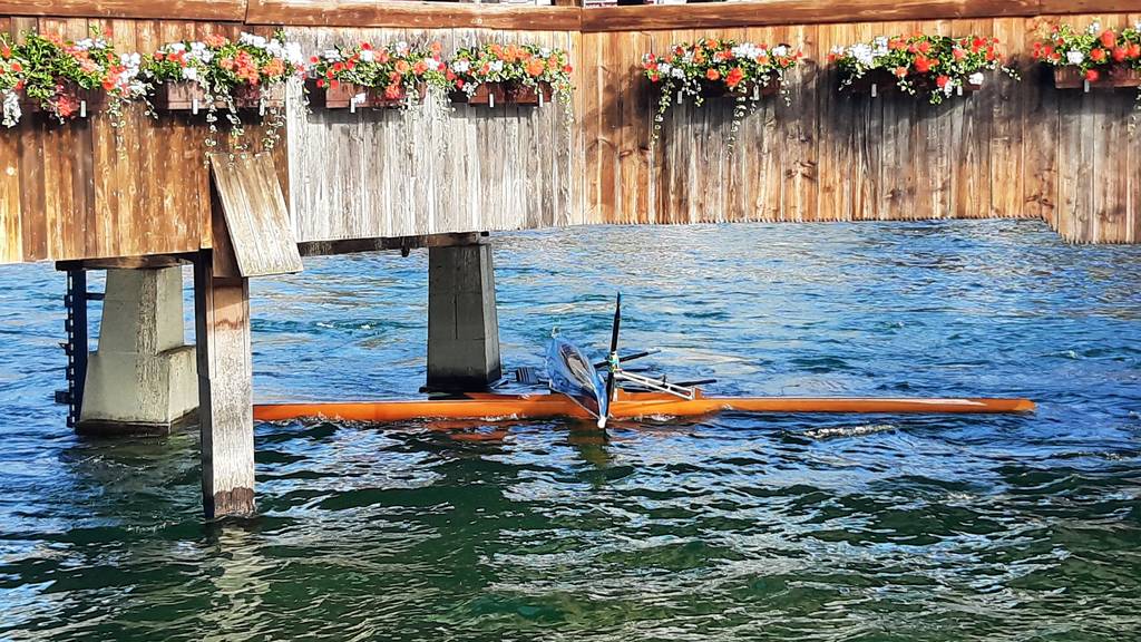 Unfall auf der Reuss: Ruderboote verkeilen sich unter Kapellbrücke