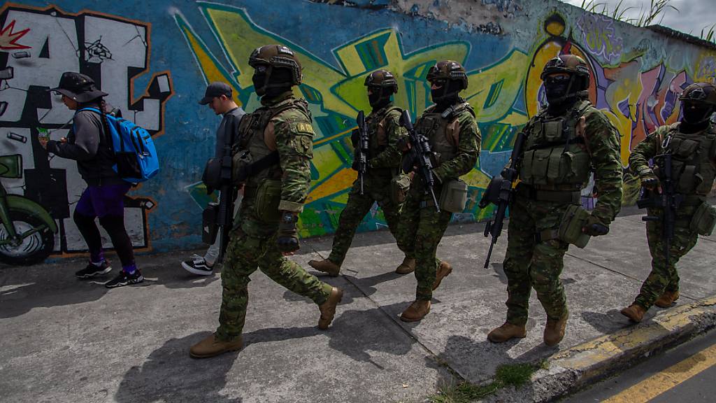Eliteteams der ecuadorianischen Streitkräfte führen Patrouillen und Durchsuchungen zur Verbrechensbekämpfung durch. Foto: Juan Diego Montenegro/dpa