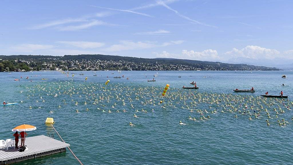 10'705 Personen haben am Mittwoch den Zürichsee überquert. Auf der 1,5 Kilometer langen Streckeverlor ein Teilnehmer aus bislang ungeklärten Gründen das Bewusstsein und verstarb trotz Wiederbelebungsversuchen.