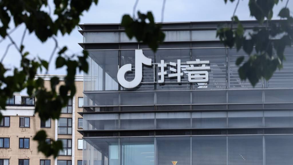 Tiktok müsste in den USA längst vom Netz sein, weil die App dem in China ansässigen Bytedance-Konzern gehört. Doch US-Präsident Donald Trump hält sie für nützlich und betreibt den Verkauf des US-Geschäfts. (Archivbild)