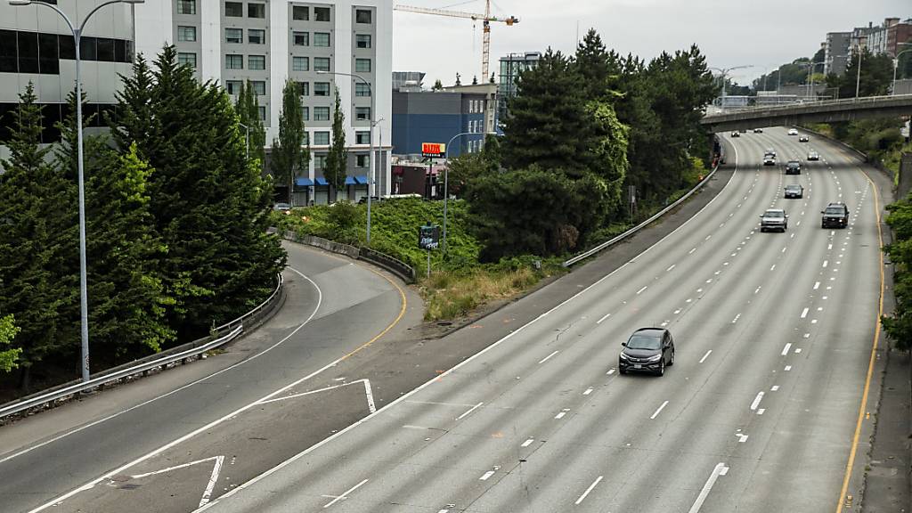Auf dieser geschlossenen Autobahn in der US-Stadt Seattle rammte ein Autofahrer zwei Demonstrantinnen.
