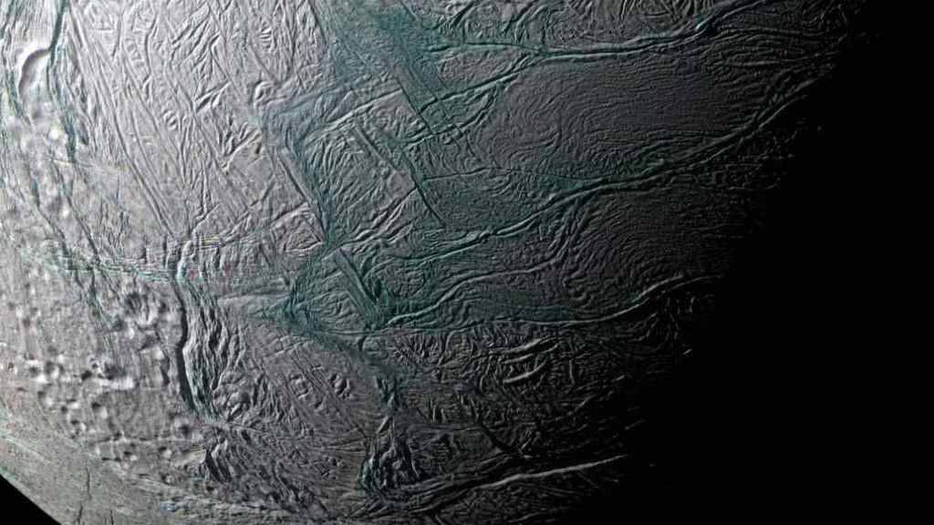 Blick auf den Eispanzer des Saturnmonds Enceladus. Darunter soll ein Ozean verborgen sein.