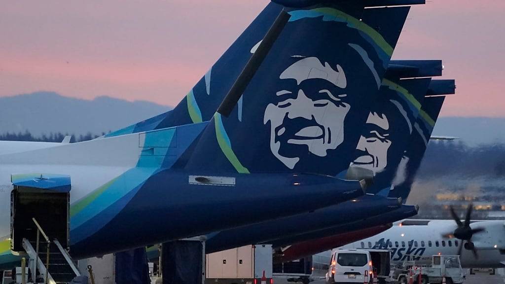 ARCHIV - Flugzeuge der Alaska Airlines am Seattle-Tacoma International Airport in Seattle vor den Gates. Foto: Ted S. Warren/AP/dpa