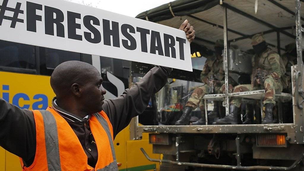 Dieser Mann fordert bei einer Demonstration in Simbabwes Hauptstadt Harare einen «neuen Start». Das Militär will am Sonntag erneut mit dem langjährigen Präsidenten Mugabe über dessen Rückritt verhandeln.