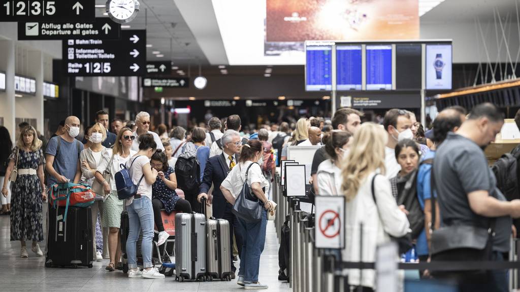 Sicherheitskontrollen am Flughafen Zürich dauern derzeit länger als normal