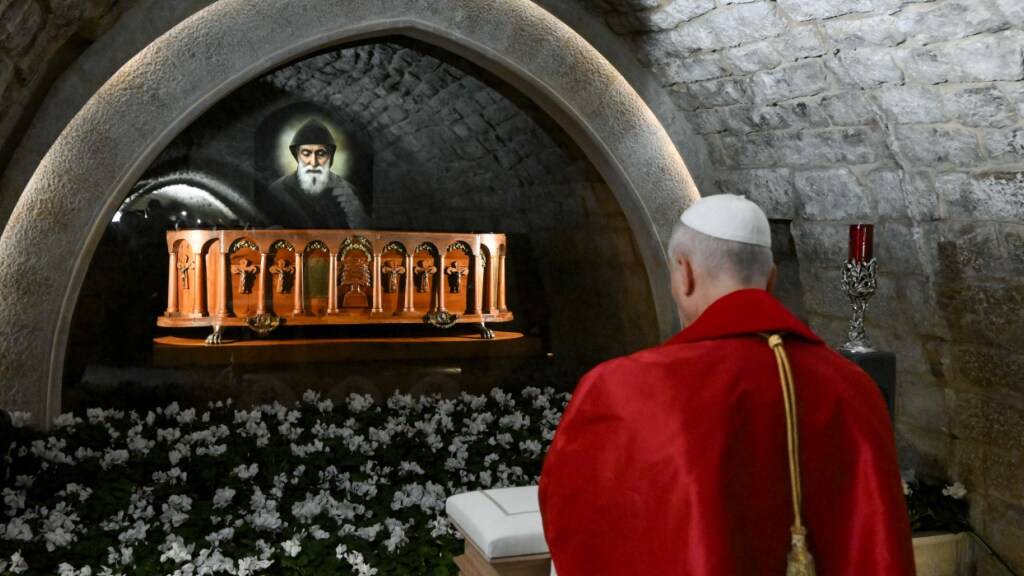 Papst Leo XIV. betet vor dem Grab des Heiligen Charbel Makhlouf im Kloster von Saint Maroun. Foto: Vatican Media/IPA via ZUMA Press/dpa