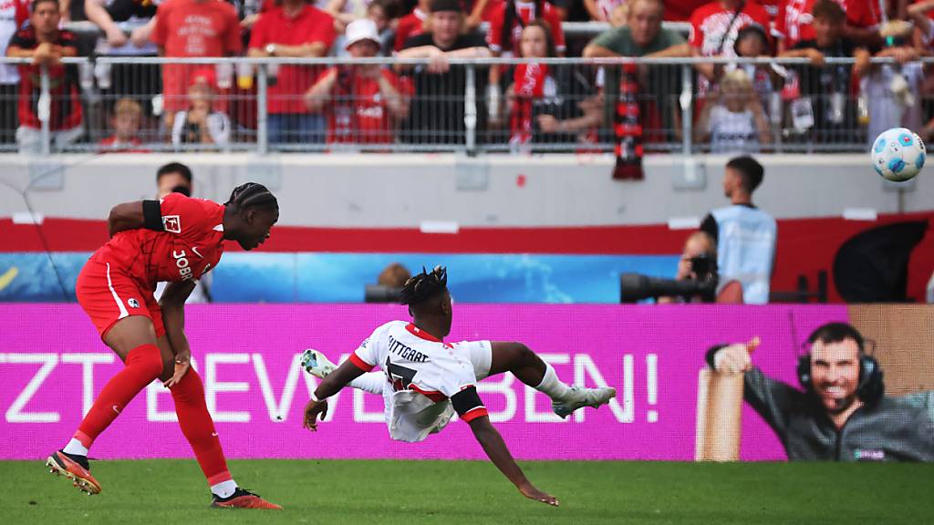 Der Freiburger Bruno Ogbus (links) bei seinem ersten Bundesligaspiel im August gegen Stuttgart