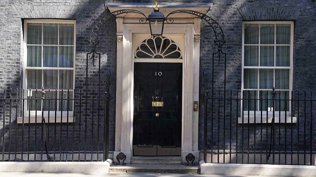Die Tür zur Downing Street 10. Nach der Rücktrittsankündigung des britischen Premierministers Johnson sind Forderungen nach seiner raschen Ablösung laut geworden. Foto: Frank Augstein/AP/dpa