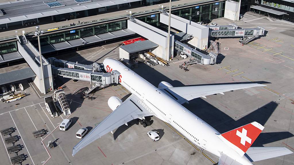 Eine Maschine der Fluggesellschaft Swiss am Flughafen Zürich. (Archivbild)