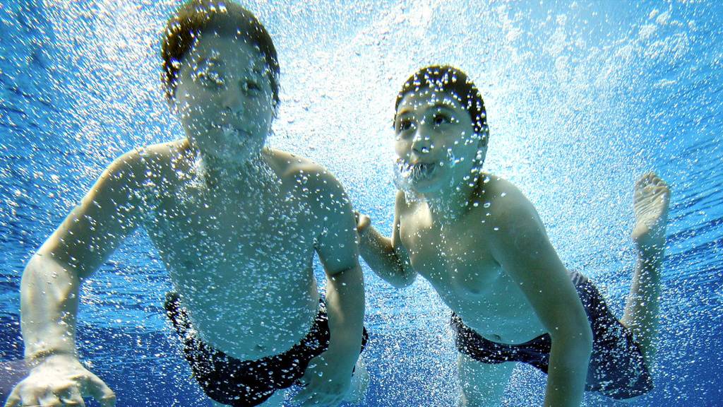 Kinder beim Schwimmen.