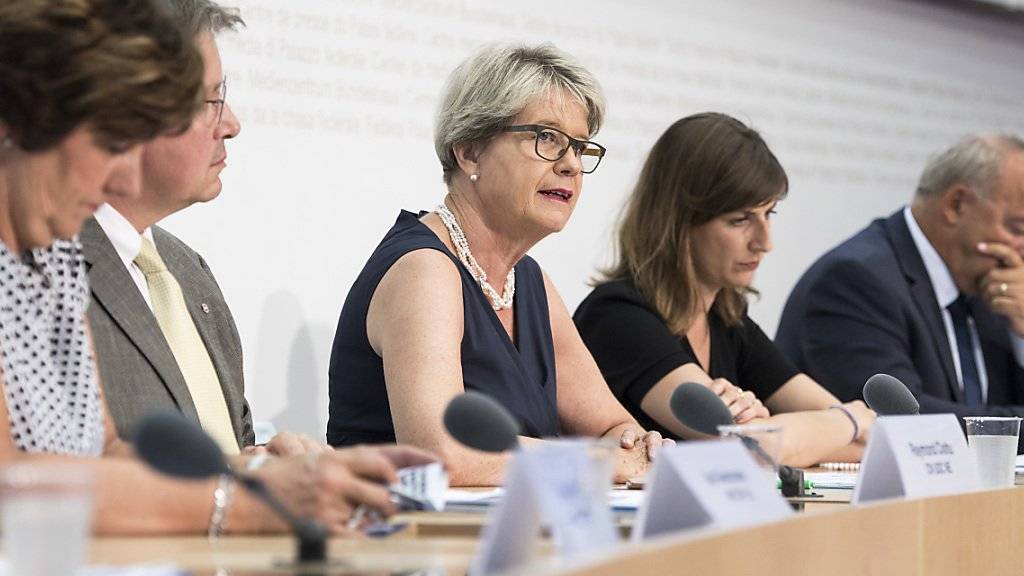 Das Pro-Komitee um FDP-Nationalrätin Corina Eichenberger (Mitte) startet seine Kampagne zum Nachrichtendienstgesetz, über das am 25. September abgestimmt wird.