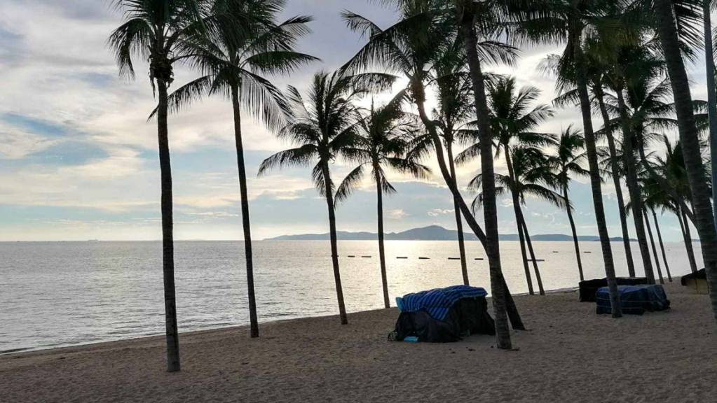 Der leere Jomtien Beach in Pattaya. Die Strände in dem thailändischen Urlaubsort sind seit Monaten gesperrt.