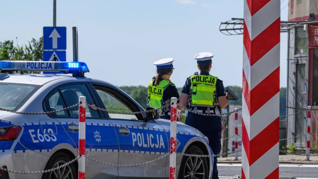 dpatopbilder - Polnische Polizistinnen stehen am deutsch-polnischen Grenzübergang Stadtbrücke zwischen Frankfurt (Oder) in Brandenburg und dem polnischen Slubice. Foto: Patrick Pleul/dpa