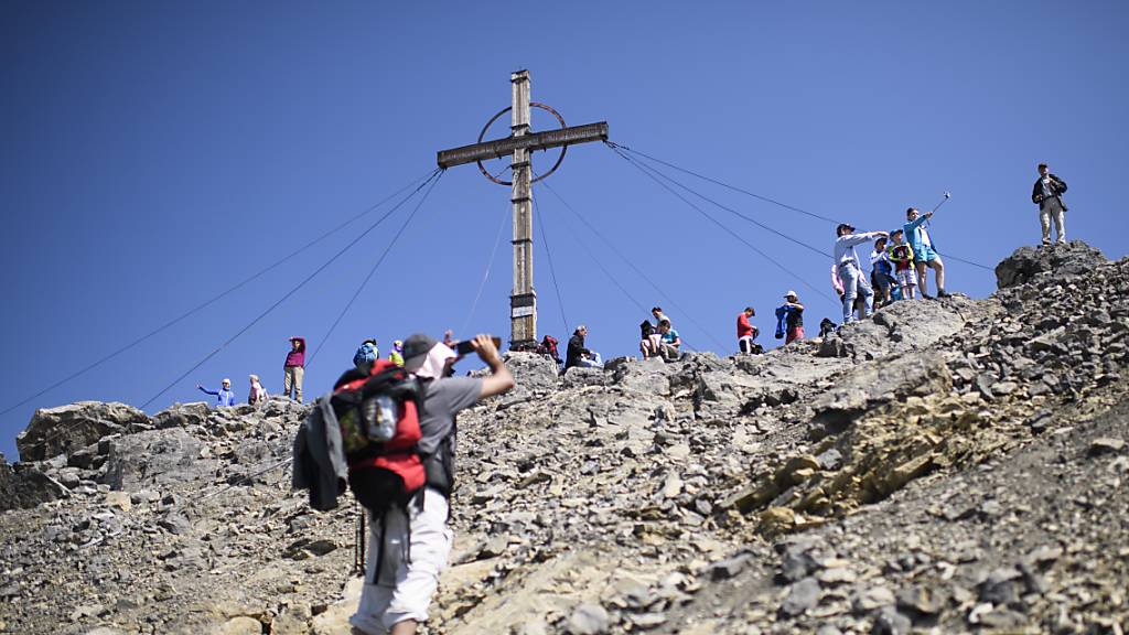 Die Schesaplana wird von einem Gipfelkreuz geschmückt. (Archivaufnahme)