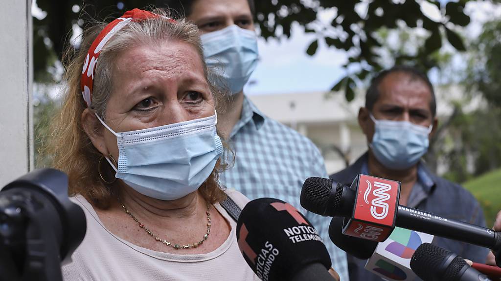 Rosibel Emerita Arriaza, Mutter der Frau, die bei einem Polizeieinsatz im mexikanischen Strandort Tulum ums Leben gekommen ist, spricht mit Journalisten. Foto: Salvador Melendez/AP/dpa