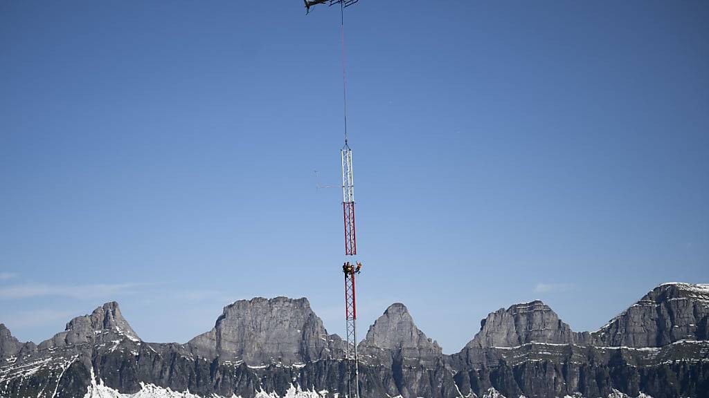 Der Energiekonzern Axpo installierte am 19. September einen 120 Meter hohen Windmessmasten in den Flumserbergen. Dieser soll während eines Jahres Wind- und Fledermausdaten aufzeichnen. (Archivbild)