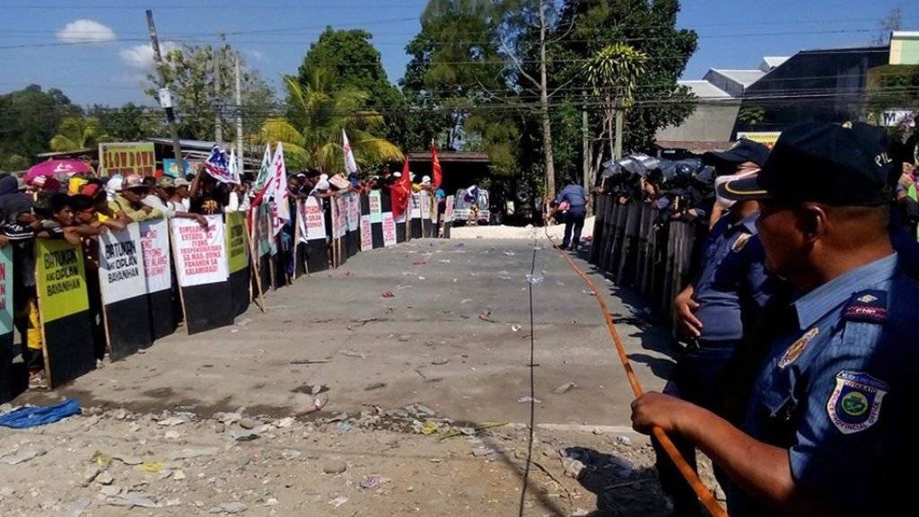 Demonstrierende Bauern und Polizeikräfte stehen sich in der Provinzhauptstadt Kidapawan gegenüber.