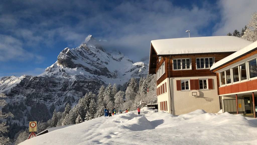 Ohne zusätzliche Lehrperson steht die Bergschule Braunwald vor dem Aus.