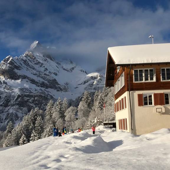 «Der Anfang vom Ende»: Muss die Bergschule Braunwald bald schliessen?