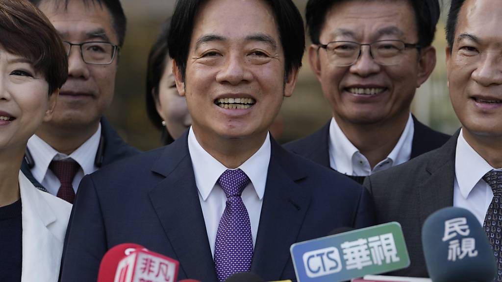 Lai Ching-te (M auch William Lai genannt), Präsidentschaftskandidat der regierenden Demokratischen Fortschrittspartei (DPP), spricht vor der Stimmabgabe in einem Wahllokal. Foto: Ng Han Guan/AP