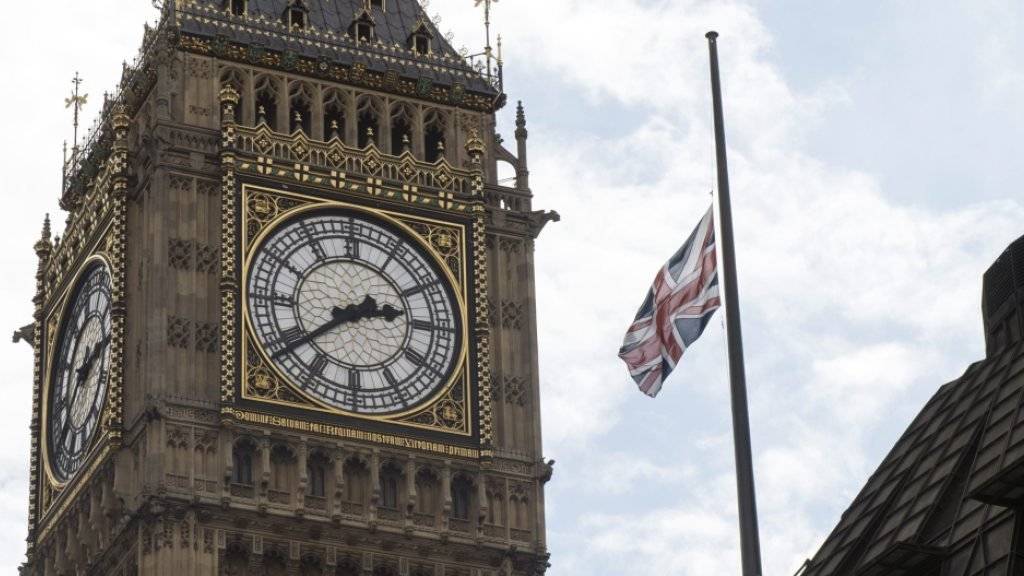Eine britische Flagge neben dem Londoner Wahrzeichen Big Ben auf Halbmast