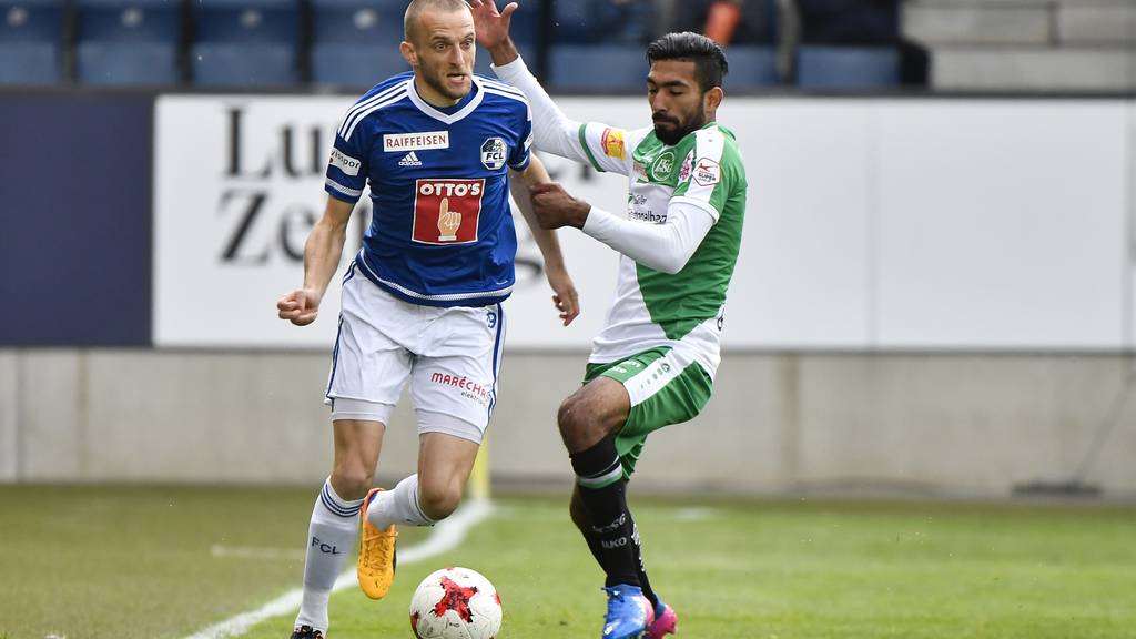 FCL-Mittelfeldspieler Christian Schneuwly (links) im Einsatz gegen Mohamed Gouaida vom FC St. Gallen.