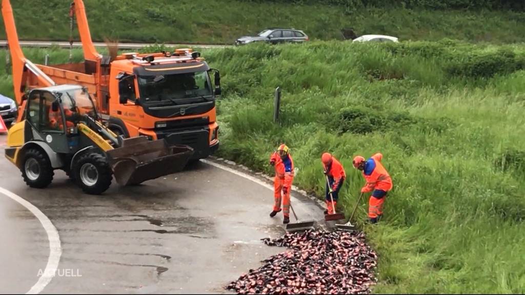 Über 270 Kisten kaputte Bierflaschen zieren Autobahn-Ausfahrt