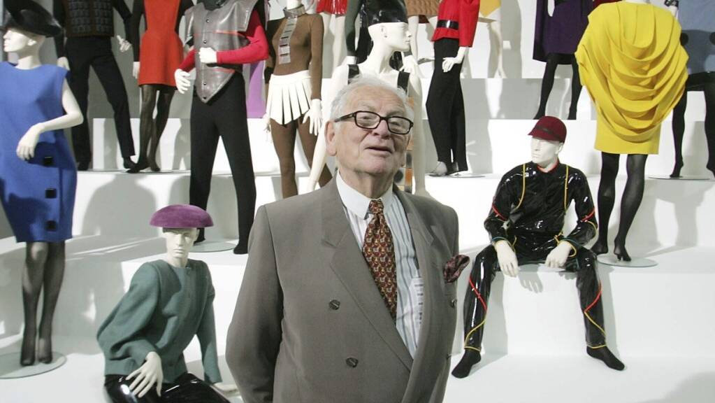 Der französische Modedesigner Pierre Cardin präsentiert seine Ausstellung «Design und Mode 1950-2005» in der Akademie der Künste. (Archiv)