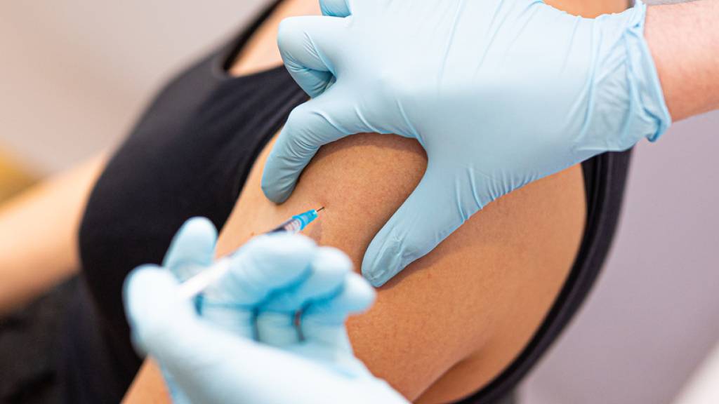 Kommt bald ein angepasster Impfstoff gegen Omikron?