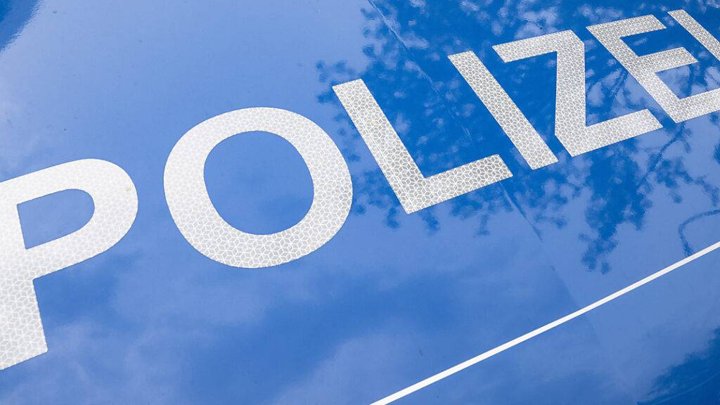 ARCHIV - Der Schriftzug «Polizei» ist auf einem Streifenwagen zu lesen. Foto: Boris Roessler/dpa