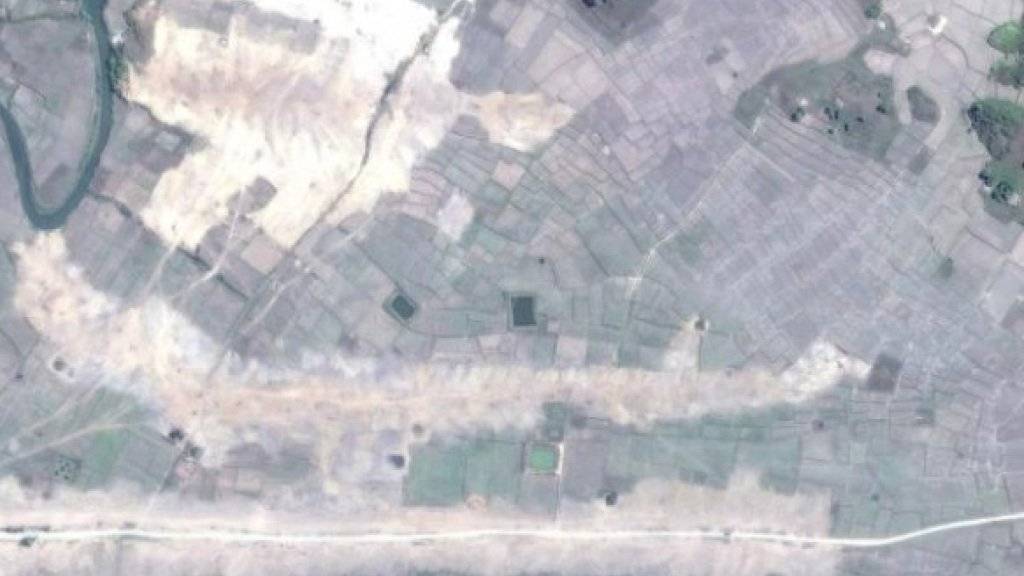 Satelliten-Bilder als Beweismittel: Sie sollen die Zerstörung des Dorfs Gwa Son in Myanmar irgendwann zwischen Anfang und Mitte Februar 2018 zeigen.