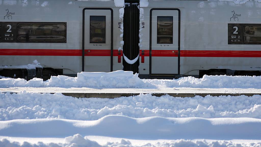 Nach dem starken Wintereinbruch in Bayern gibt es bei der Deutschen Bahn noch massive Einschränkungen. Foto: Karl-Josef Hildenbrand/dpa