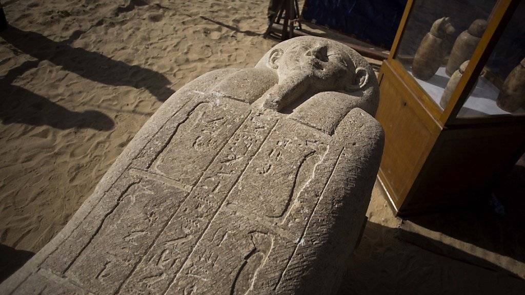 Archäologen haben in Ägypten eine antike Totenstadt mit Dutzenden Sarkophagen und Kunstschätzen entdeckt.