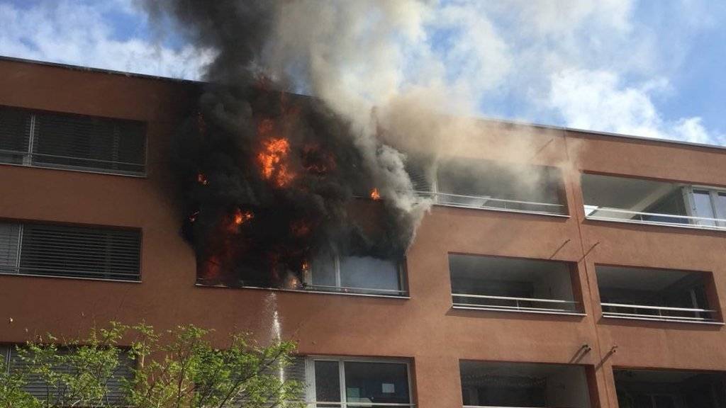 Um sich vor den Flammen zu retten, sprangen die Bewohner aus dem Fenster. Weshalb die Wohnung in Zürich-Oerlikon in Brand geriet, ist noch unklar.