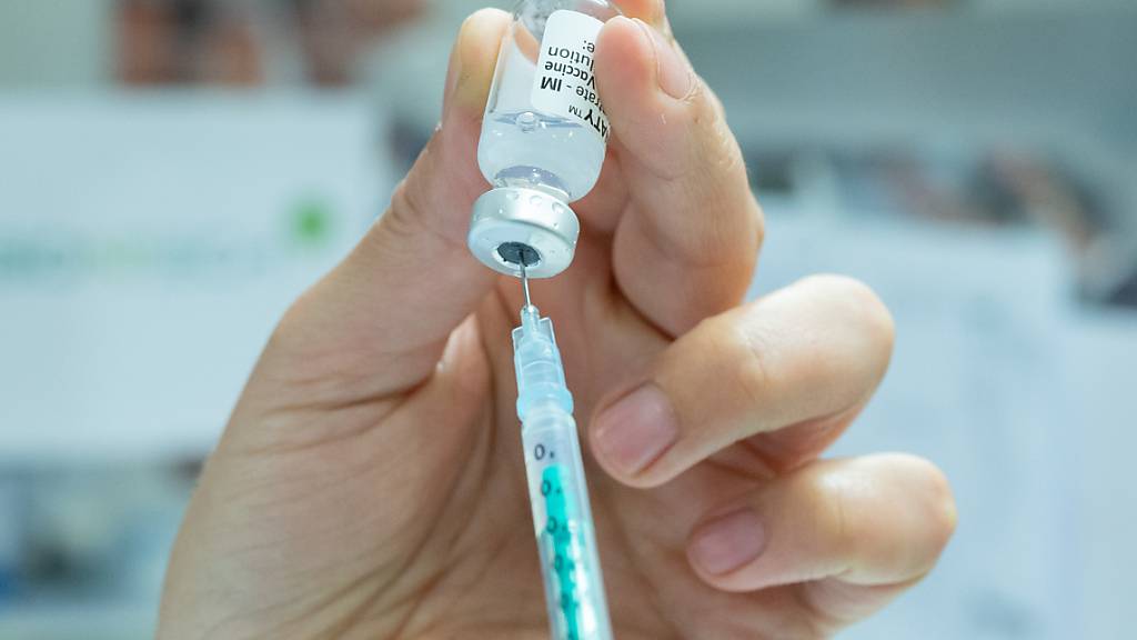 ARCHIV - Spritzen mit Impfstoff gegen Covid 19 werden im Impfzentrum am Robert-Bosch-Krankenhaus vorbereitet. Foto: Bernd Weißbrod/dpa