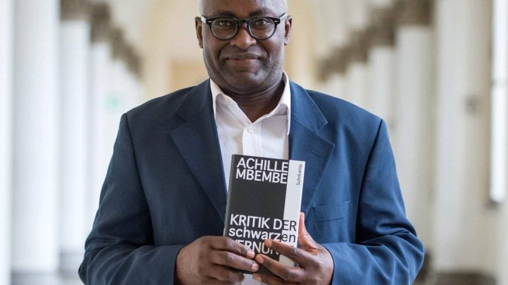Achille Mbembe mit seinem ausgezeichneten Buch «Kritik der schwarzen Vernunft» (Archiv)
