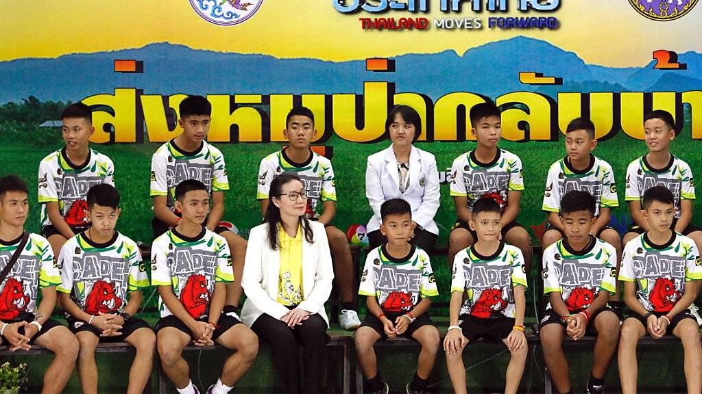 Die zwölf aus einer Höhle in Thailand geretteten Jugendlichen präsentieren sich der Öffentlichkeit.